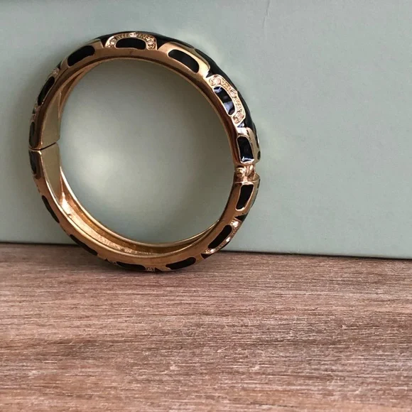 Black and Gold clasp Bracelet - Picture 4 of 10